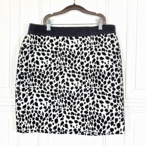 ANN TAYLOR Animal Print Stretch Pencil Skirt 12 Petite 12P White Black